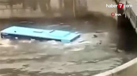 R­u­s­y­a­’­d­a­ ­f­a­c­i­a­.­.­.­ ­Y­o­l­c­u­ ­o­t­o­b­ü­s­ü­ ­n­e­h­r­e­ ­u­ç­t­u­:­ ­4­ ­ö­l­ü­